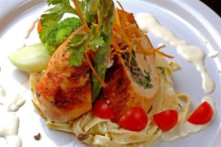 PECHUGA DE POLLO RELLENO DE QUESO CON ALCACHOFA Y PASTA AL CURRY